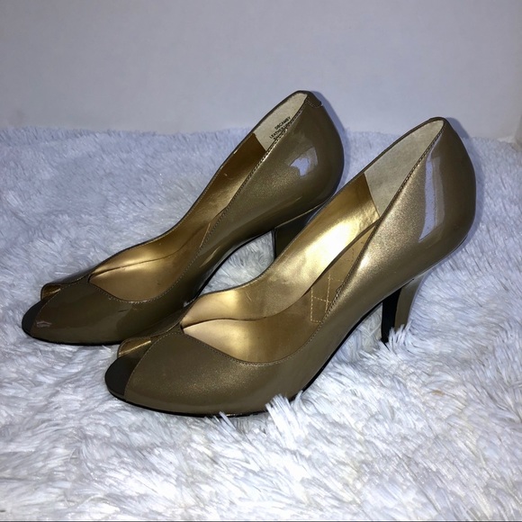 🇺🇸 New Bandolino Peep Toe Taupe Heels, Size 8.5 - Picture 5 of 8